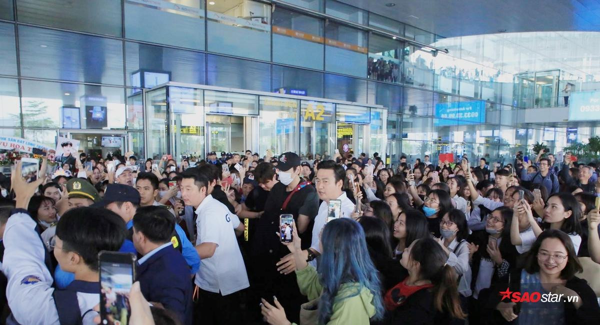 Sân bay Nội Bài 'vỡ trận' khi chào đón Ji Chang Wook - Lee Kwang Soo hạ cánh tham dự 'AAA 2019' Ảnh 12