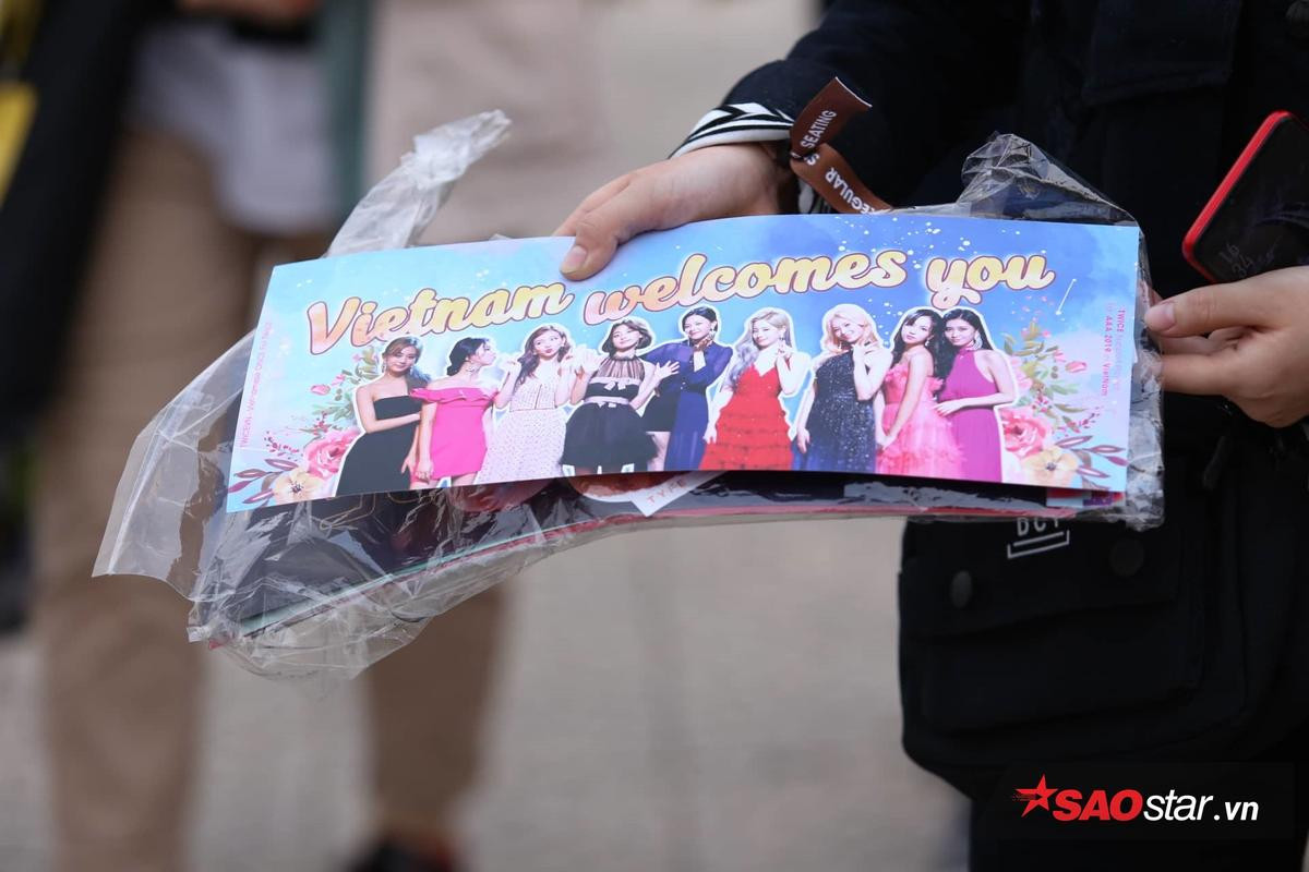 Cập nhật AAA 2019: Hàng nghìn fan Việt Nam cầm lightstick, poster chất ngất trước giờ G Ảnh 7