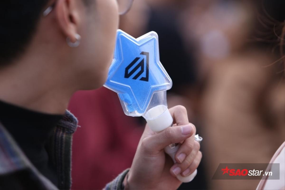 Cập nhật AAA 2019: Hàng nghìn fan Việt Nam cầm lightstick, poster chất ngất trước giờ G Ảnh 9