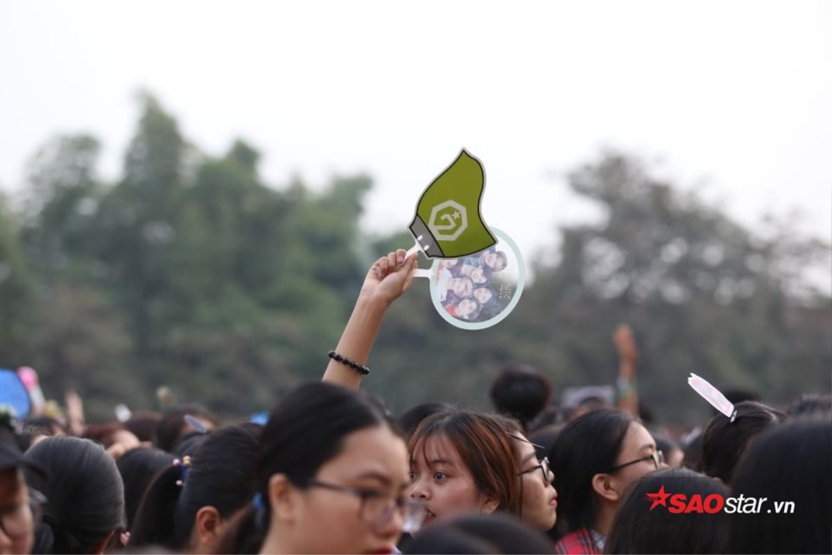 Cập nhật AAA 2019: Hàng nghìn fan Việt Nam cầm lightstick, poster chất ngất trước giờ G Ảnh 11