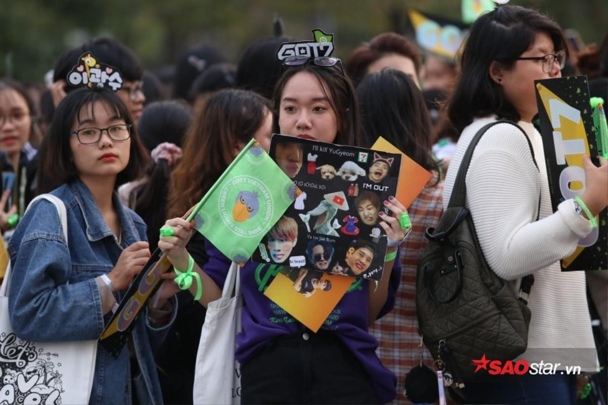 Cập nhật AAA 2019: Hàng nghìn fan Việt Nam cầm lightstick, poster chất ngất trước giờ G Ảnh 5