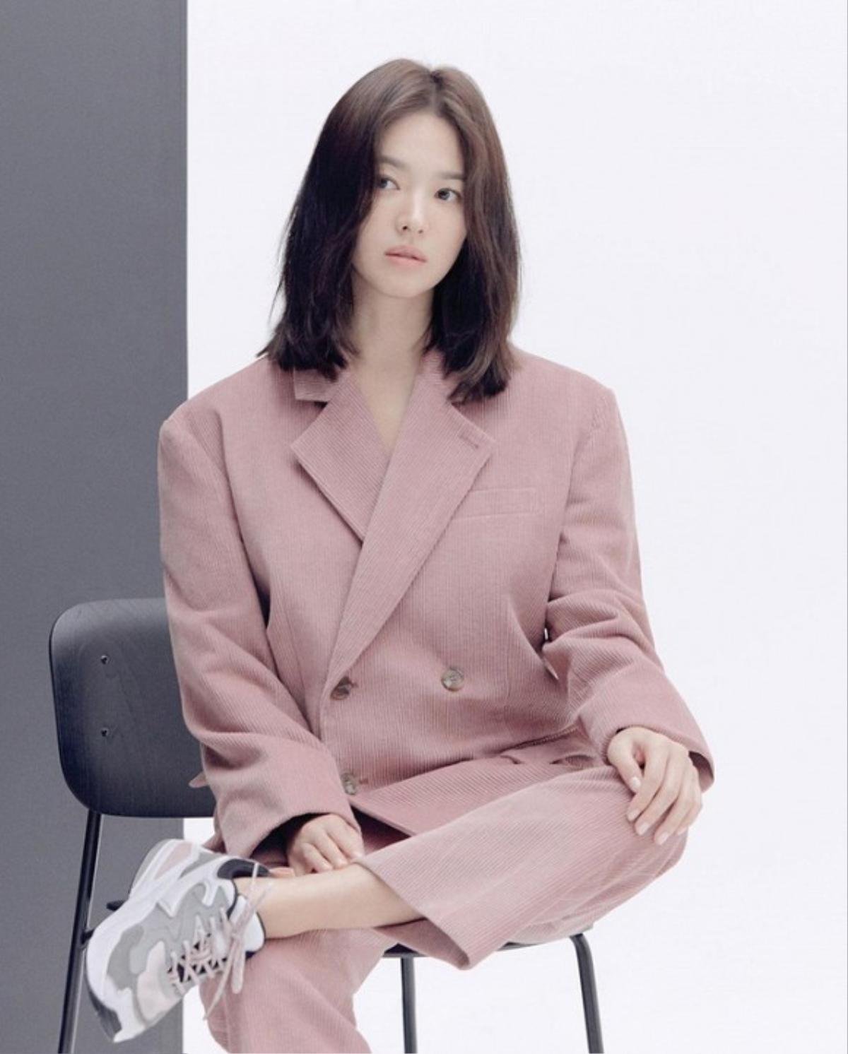 Mợ chảnh Jeon Ji Huyn và Song Hye Kyo đụng hàng suit hồng oversized đẹp 'bất phân thắng bại' Ảnh 4