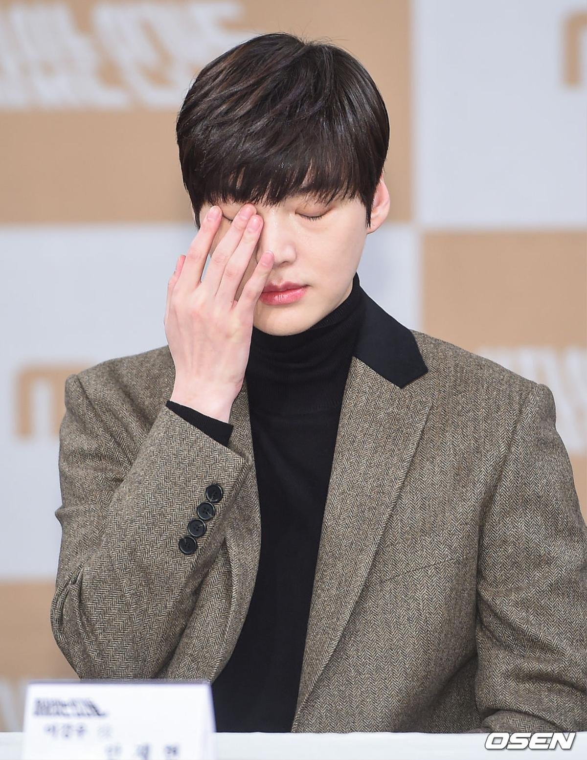 Họp báo 'Love With Flaws': Ahn Jae Hyun đẹp đôi bên Oh Yeon Seo, xin lỗi về vụ ly hôn với Goo Hye Sun Ảnh 10