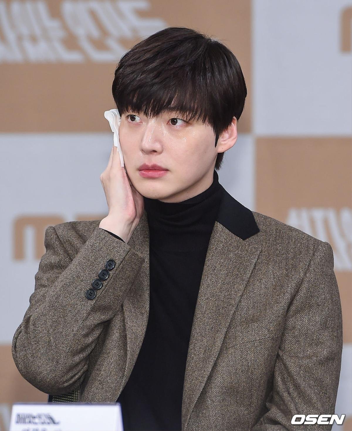 Họp báo 'Love With Flaws': Ahn Jae Hyun đẹp đôi bên Oh Yeon Seo, xin lỗi về vụ ly hôn với Goo Hye Sun Ảnh 11