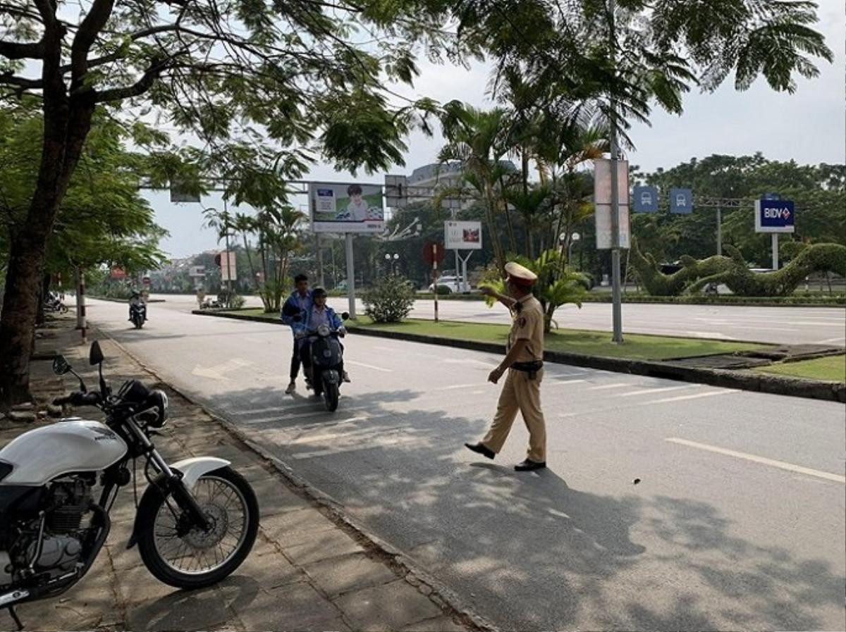 Ảnh: Học sinh nẹt pô, kẹp ba náo loạn đường phố Hải Phòng Ảnh 2