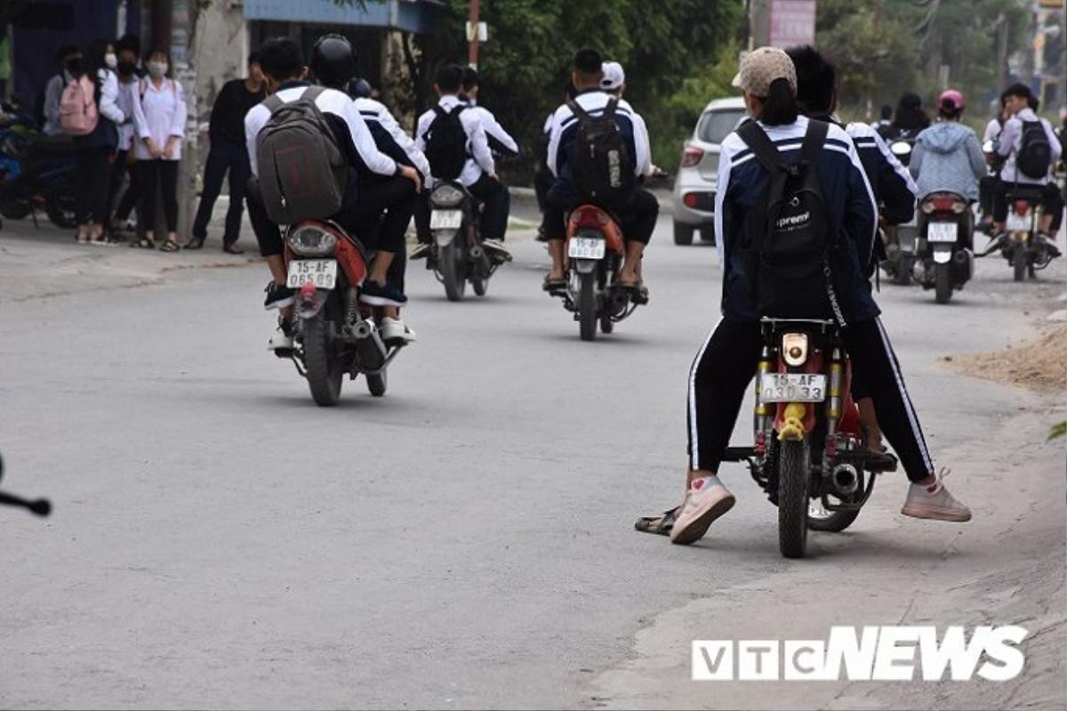 Ảnh: Học sinh nẹt pô, kẹp ba náo loạn đường phố Hải Phòng Ảnh 4