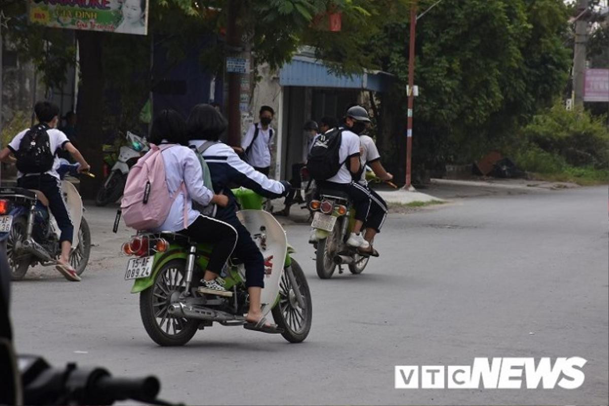 Ảnh: Học sinh nẹt pô, kẹp ba náo loạn đường phố Hải Phòng Ảnh 9