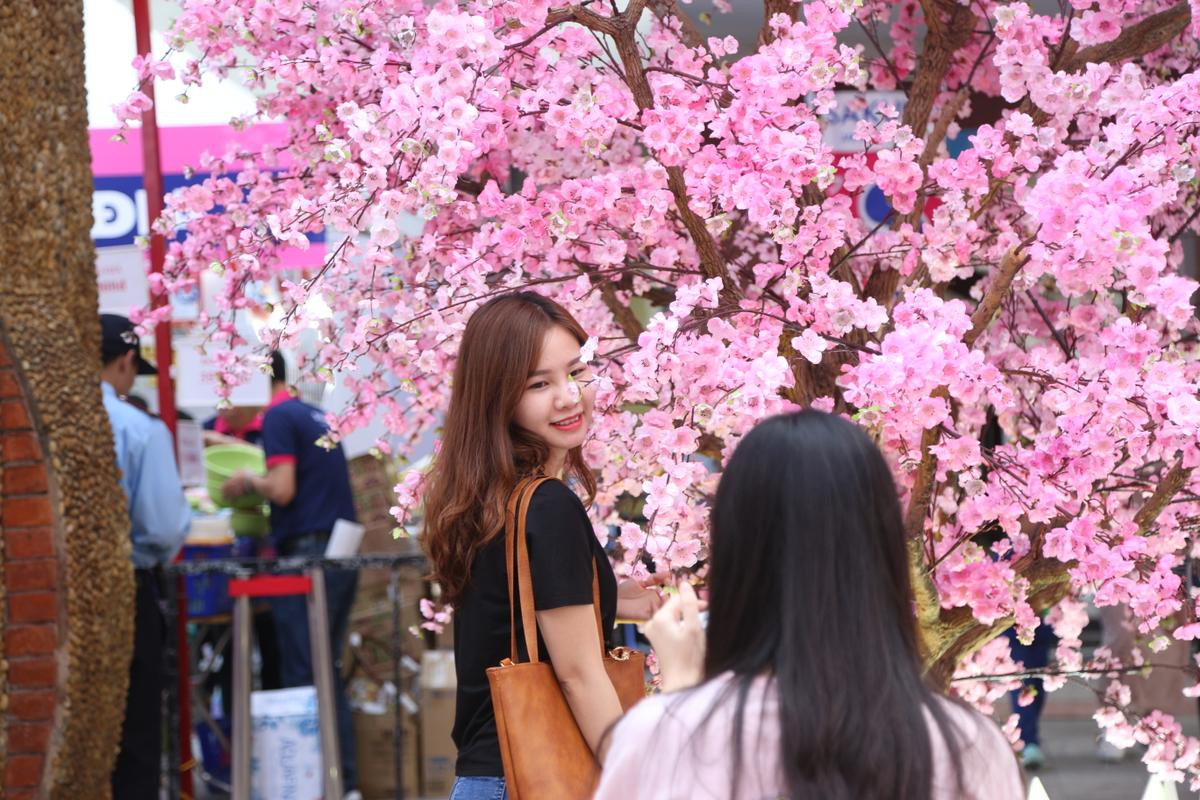 Người trẻ đua nhau check-in, thích thú trải nghiệm văn hóa Nhật giữa lòng Hà Nội Ảnh 9