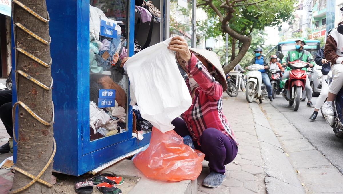 Ấm lòng những tủ quần áo miễn phí cho người lao động nghèo giữa thủ đô Hà Nội Ảnh 8