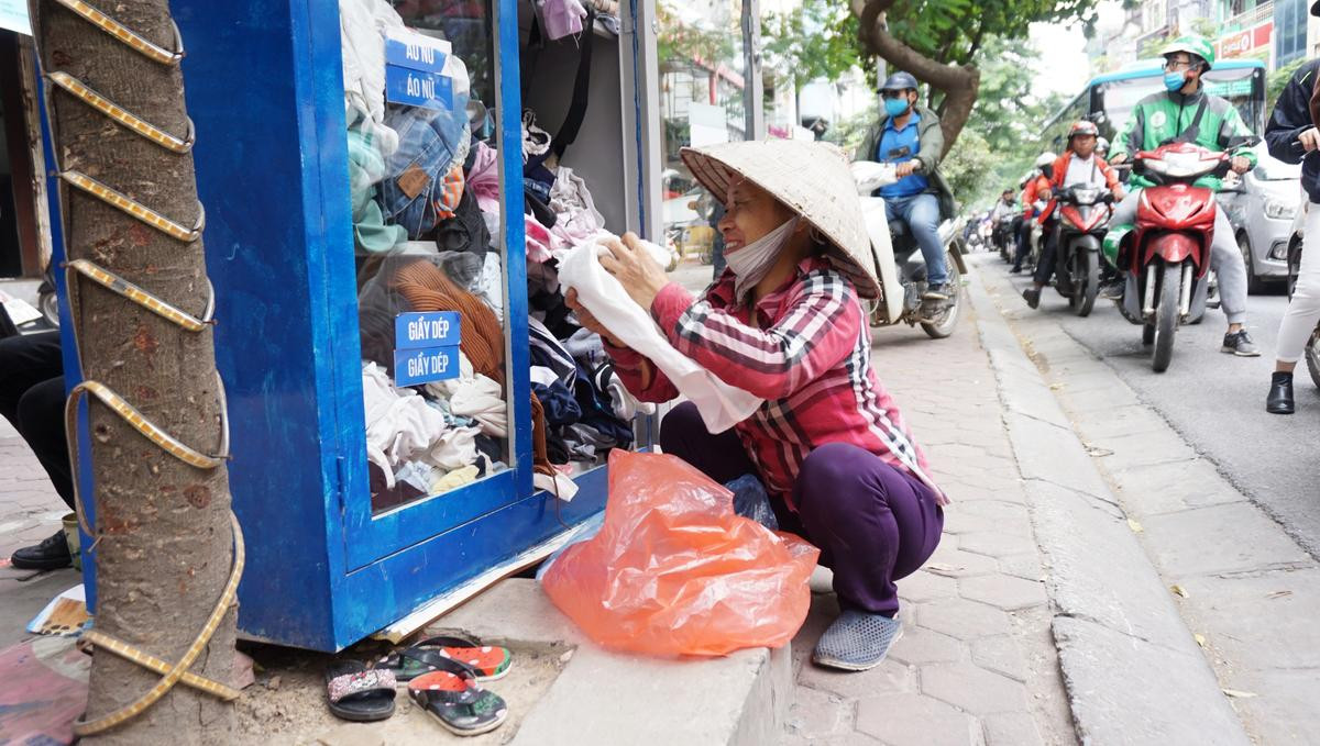 Ấm lòng những tủ quần áo miễn phí cho người lao động nghèo giữa thủ đô Hà Nội Ảnh 7