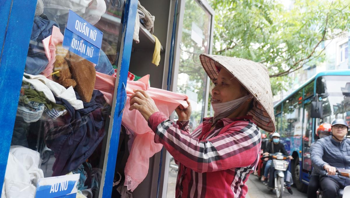 Ấm lòng những tủ quần áo miễn phí cho người lao động nghèo giữa thủ đô Hà Nội Ảnh 6