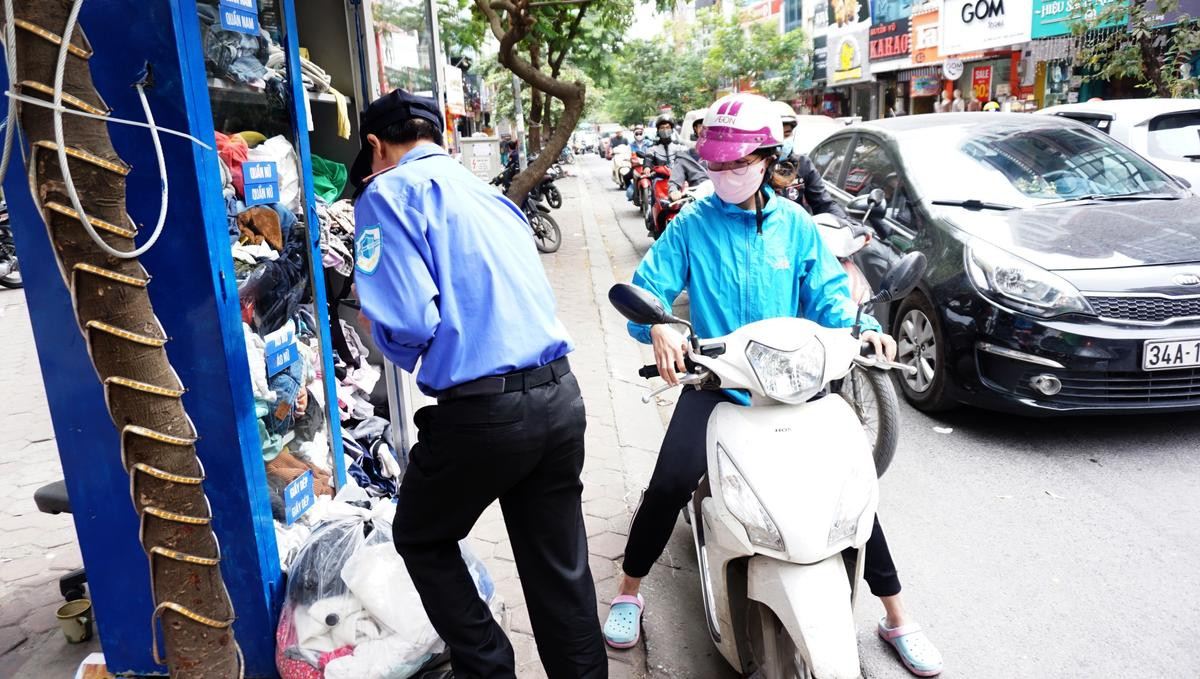 Ấm lòng những tủ quần áo miễn phí cho người lao động nghèo giữa thủ đô Hà Nội Ảnh 13