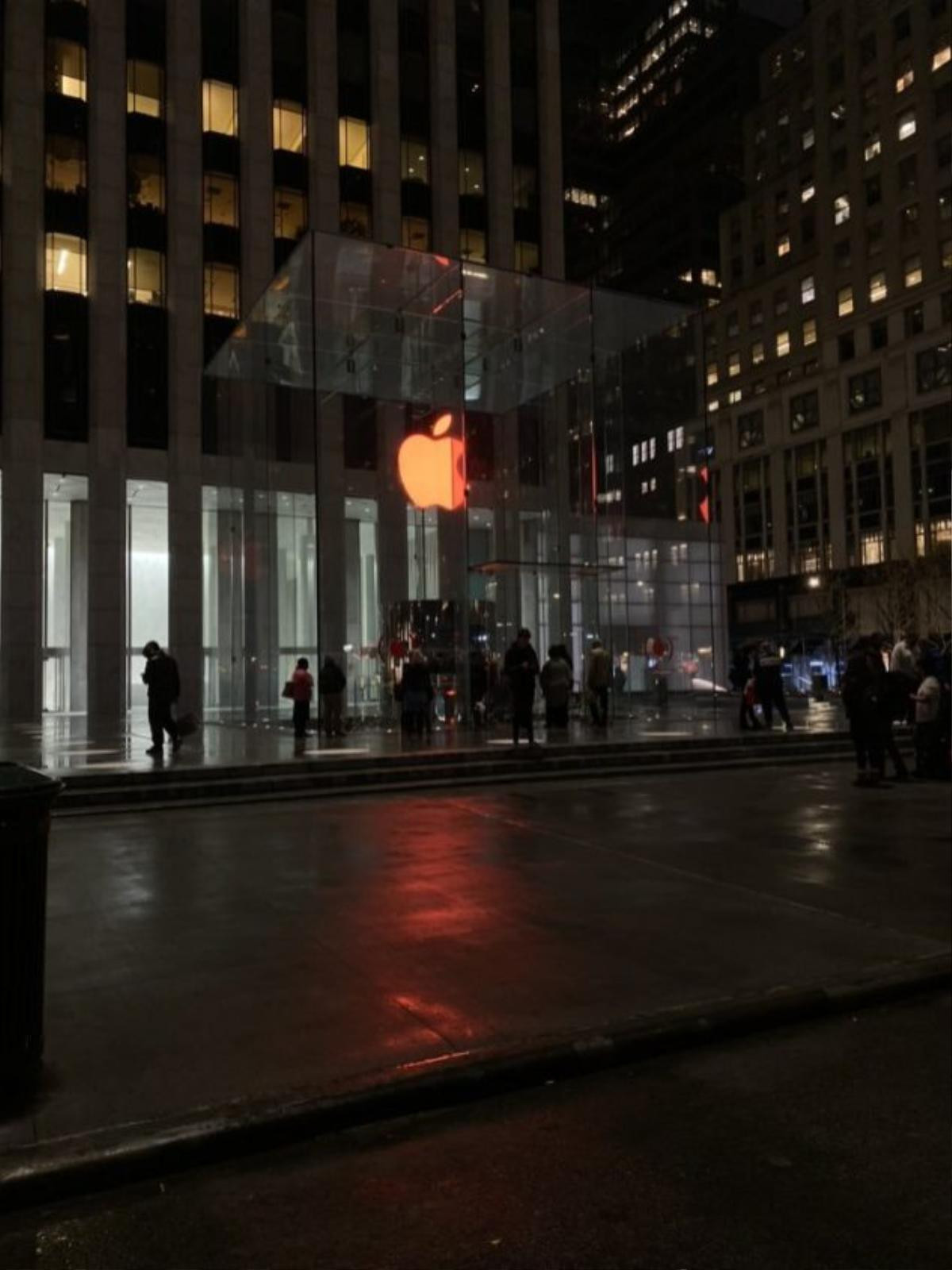 Vì sao nhiều Apple Store trên thế giới bỗng dưng 'tô đỏ' logo táo khuyết? Ảnh 4