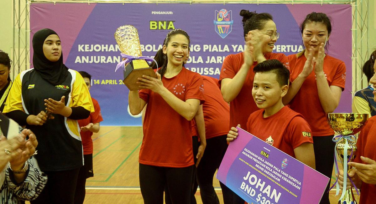 Sau hoàng tử Faiq, công chúa Brunei gây sốt tại SEA Games 30 Ảnh 8