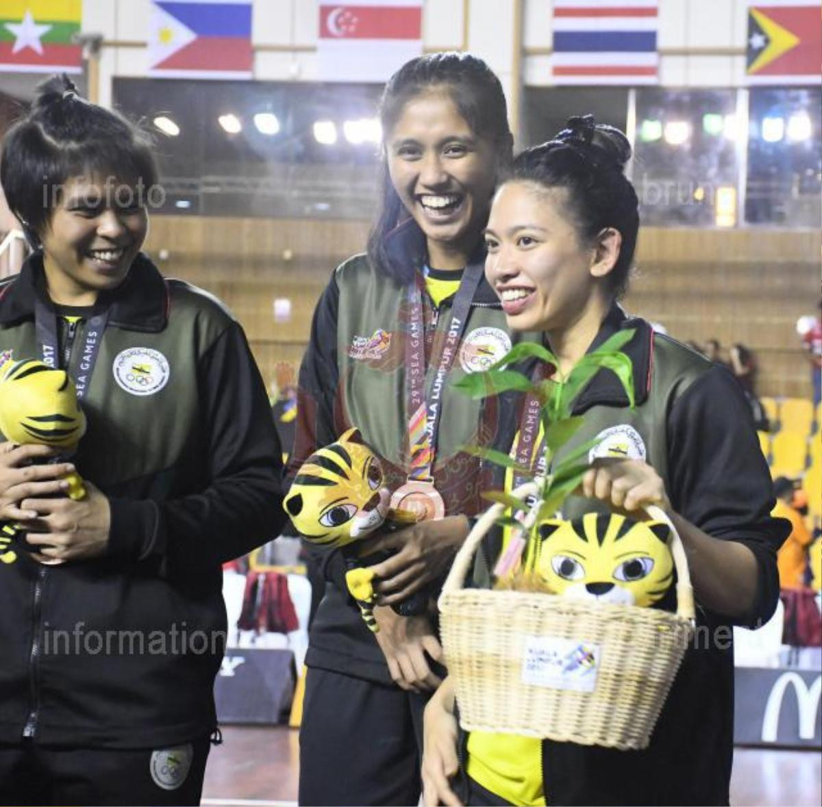 Sau hoàng tử Faiq, công chúa Brunei gây sốt tại SEA Games 30 Ảnh 9