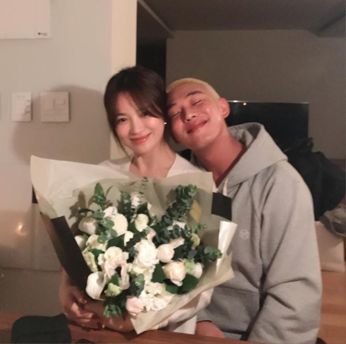 Yoo Ah In tựa đầu ôm ấp Song Hye Kyo và Gong Hyo Jin: Được cả 2 chị đẹp ủng hộ cổ vũ! Ảnh 2