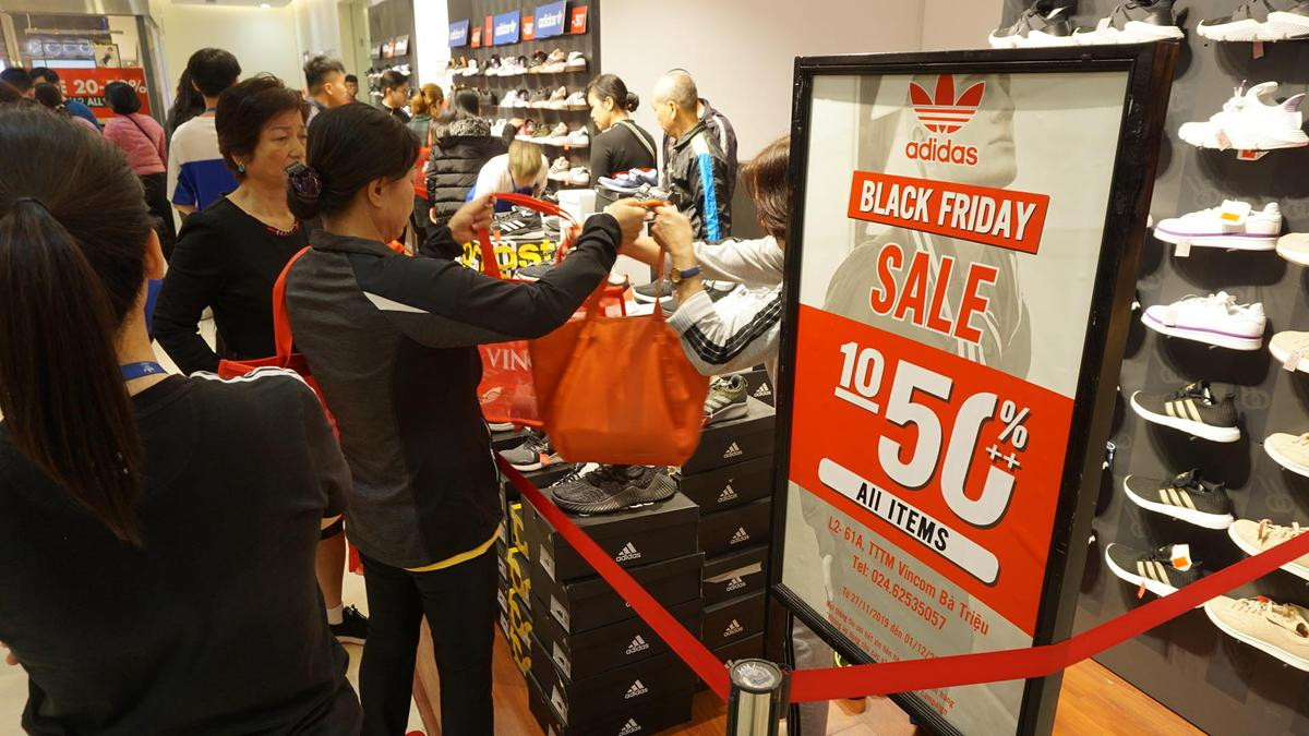 Trái ngược ngày Black Friday: Nơi đông nghịt, chốn vắng khách mua sắm Ảnh 2