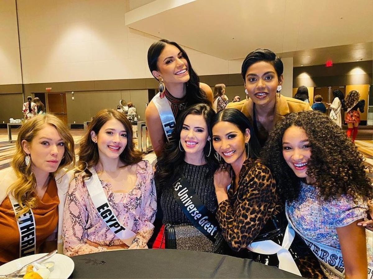 Diện thiết kế da beo 'chất lừ', Hoàng Thùy nổi bật giữa dàn mỹ nhân Miss Universe 2019, hoa hậu Philippines lép vế Ảnh 4