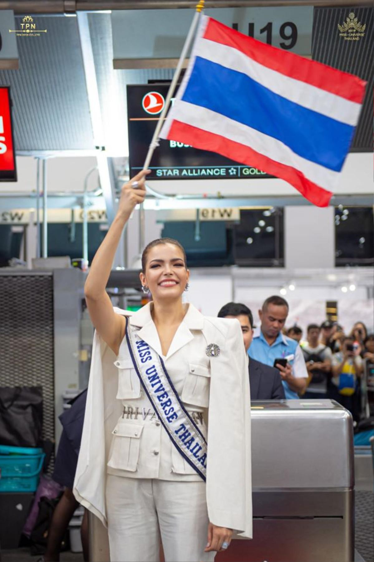 Fan phẫn nộ vì Hoa hậu Thái Lan được Miss Universe thiên vị lộ liễu: Đến trễ - 'Makeup riêng như celeb?' Ảnh 1