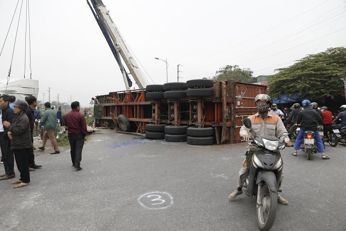 Cố băng qua đường sắt container bị tàu hoả húc văng, tài xế may mắn thoát chết Ảnh 2