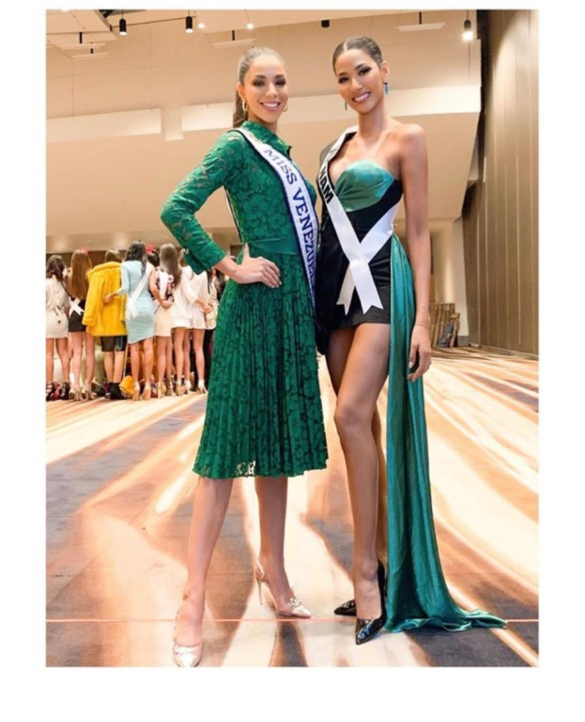 Hoàng Thùy xứng danh Nữ hoàng váy áo Miss Universe 2019, Catriona Gray cũng phải thích thú 'thả tim' Ảnh 4