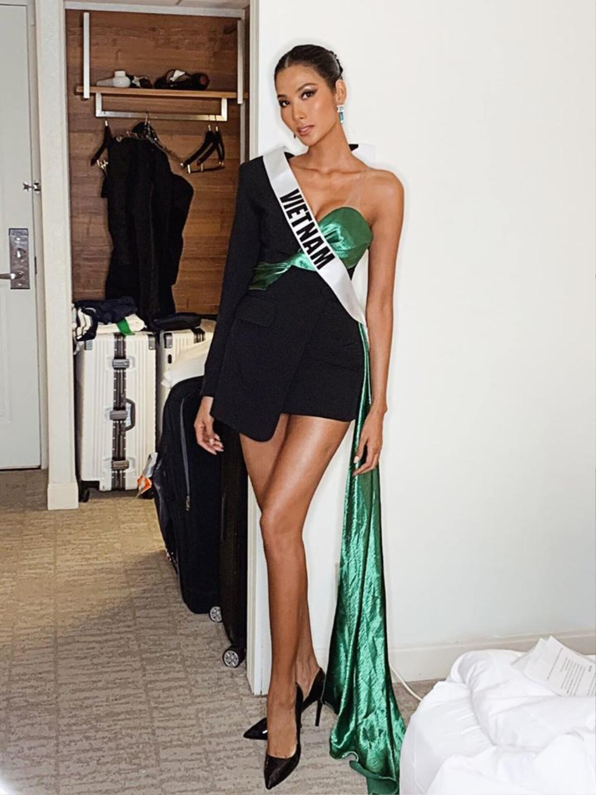 Hoàng Thùy xứng danh Nữ hoàng váy áo Miss Universe 2019, Catriona Gray cũng phải thích thú 'thả tim' Ảnh 2