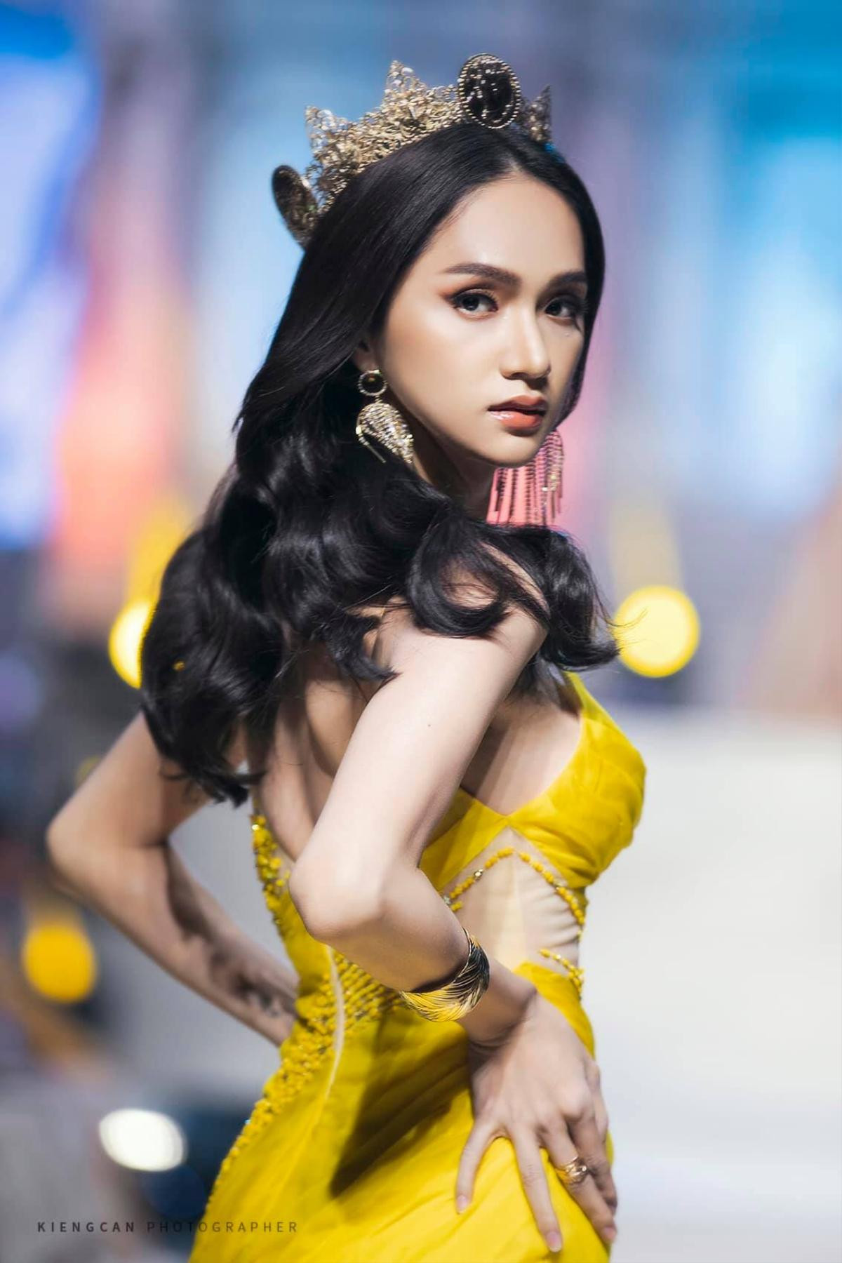 Thúy Vân thêu tên mẹ - Hương Giang - Beyonce lên váy dạ hội thi Bán kết Miss Universe Vietnam 2019 Ảnh 4