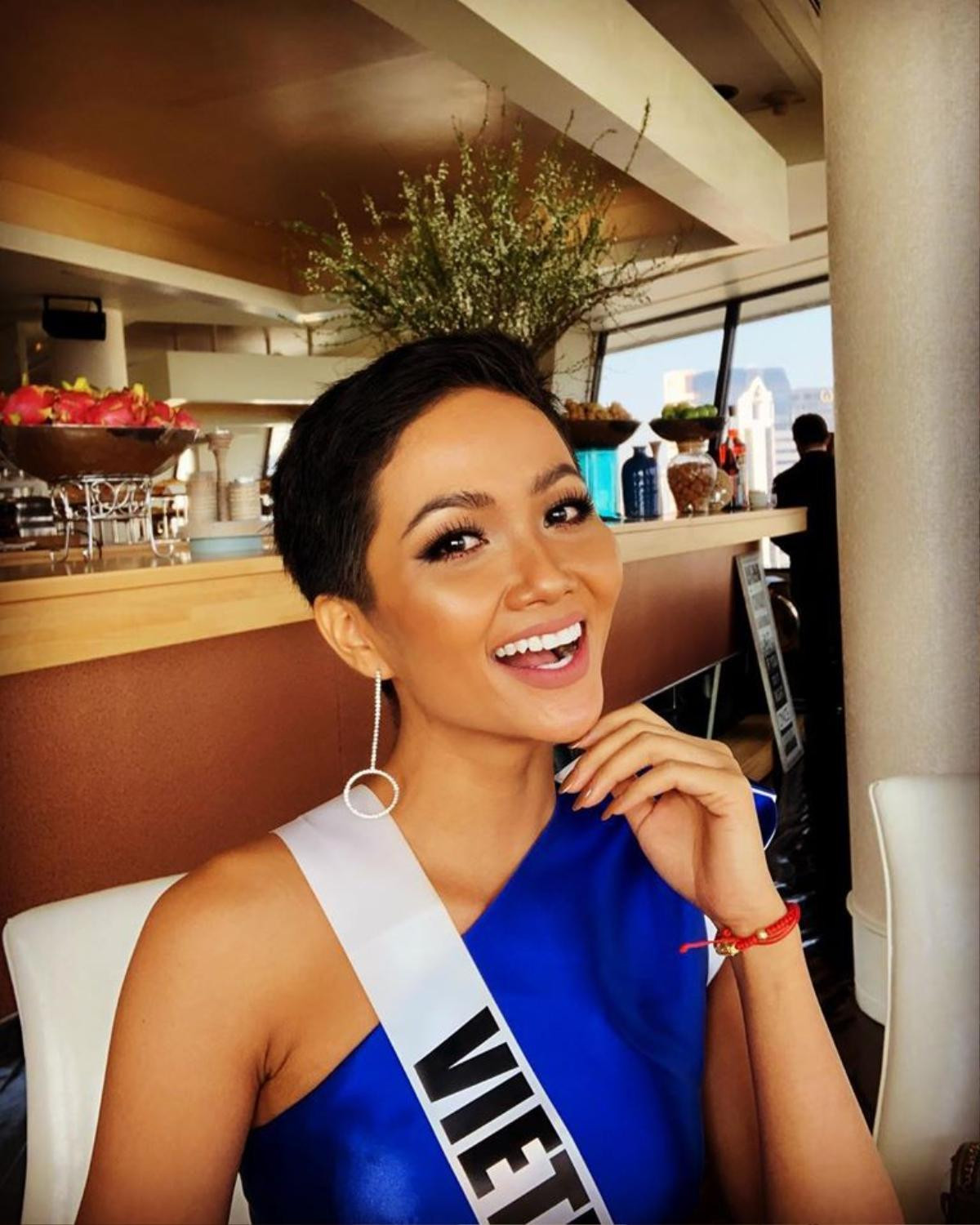 Quay quảng cáo ở Miss Universe, Hoàng Thùy - H'Hen Niê đối lập: Người vòng 1 nóng bỏng, người chân dài ngút ngàn Ảnh 5