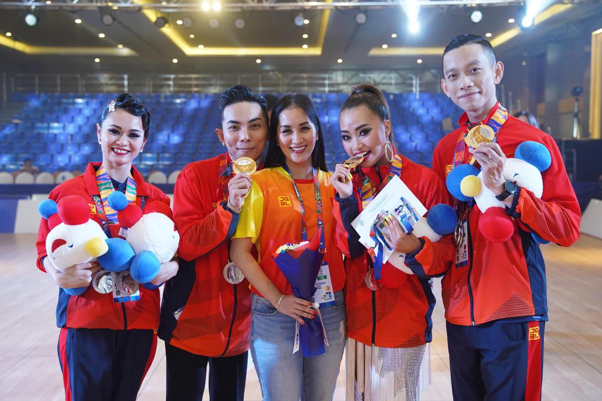 Khánh Thi oà khóc trong vòng tay chồng khi Phan Hiển đoạt huy chương vàng SEA Games Ảnh 2