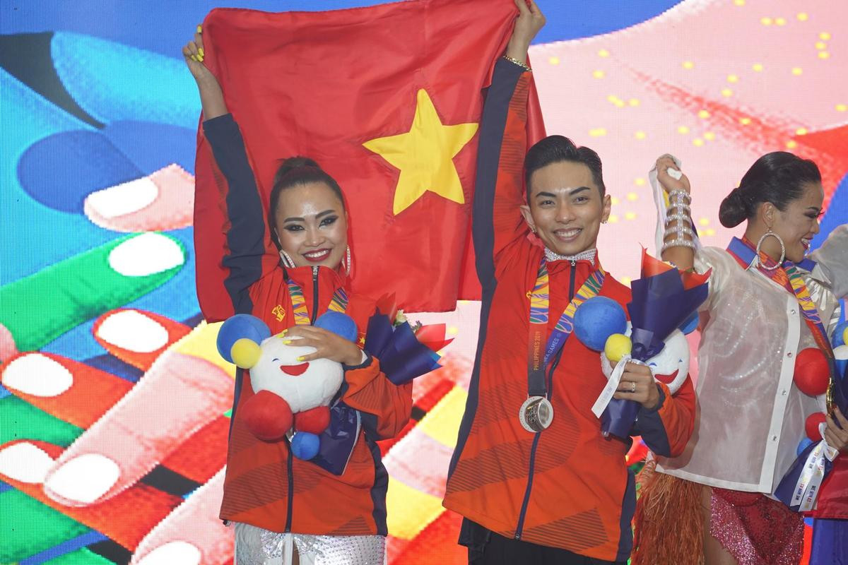 Khánh Thi oà khóc trong vòng tay chồng khi Phan Hiển đoạt huy chương vàng SEA Games Ảnh 1