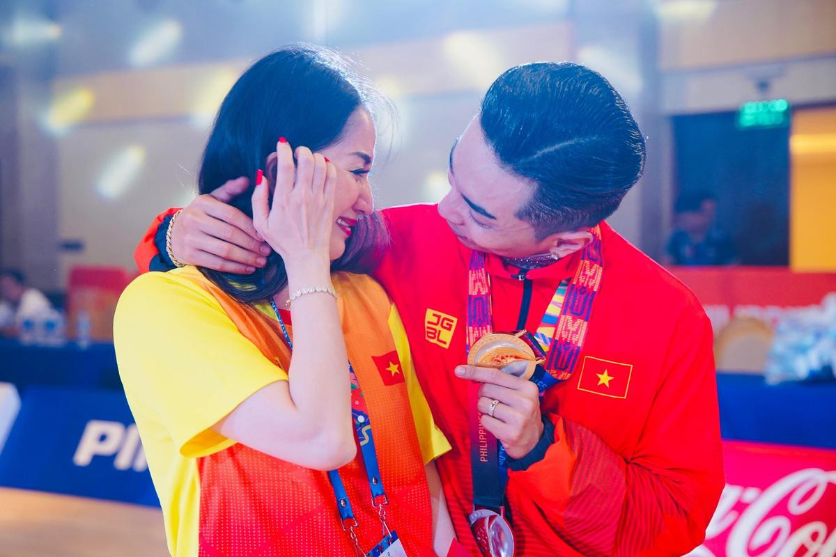 Khánh Thi oà khóc trong vòng tay chồng khi Phan Hiển đoạt huy chương vàng SEA Games Ảnh 4