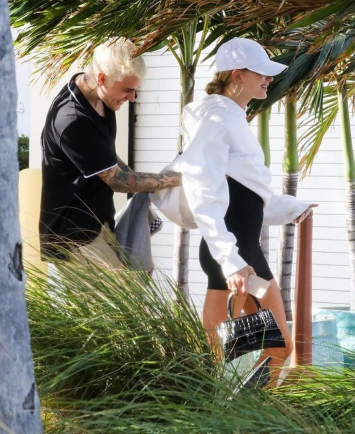 Xuất hiện trên phố, Justin Bieber và Hailey Bieber gây chú ý Ảnh 2