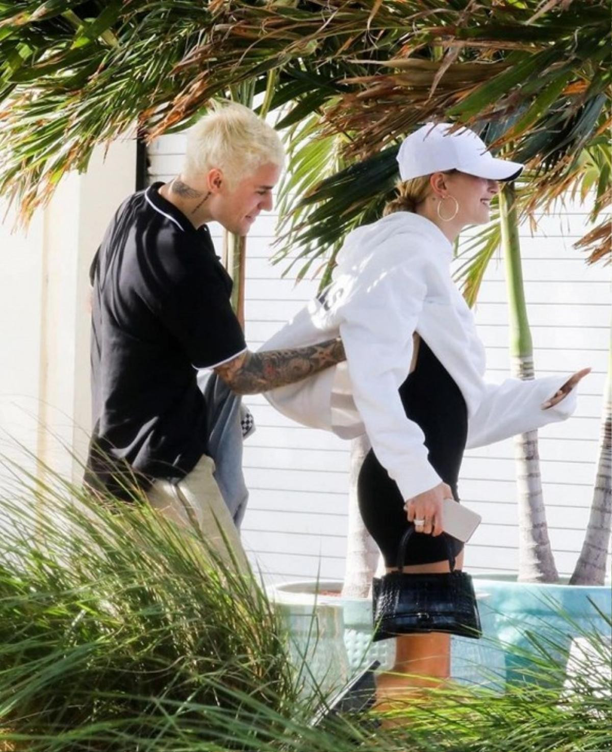 Xuất hiện trên phố, Justin Bieber và Hailey Bieber gây chú ý Ảnh 3