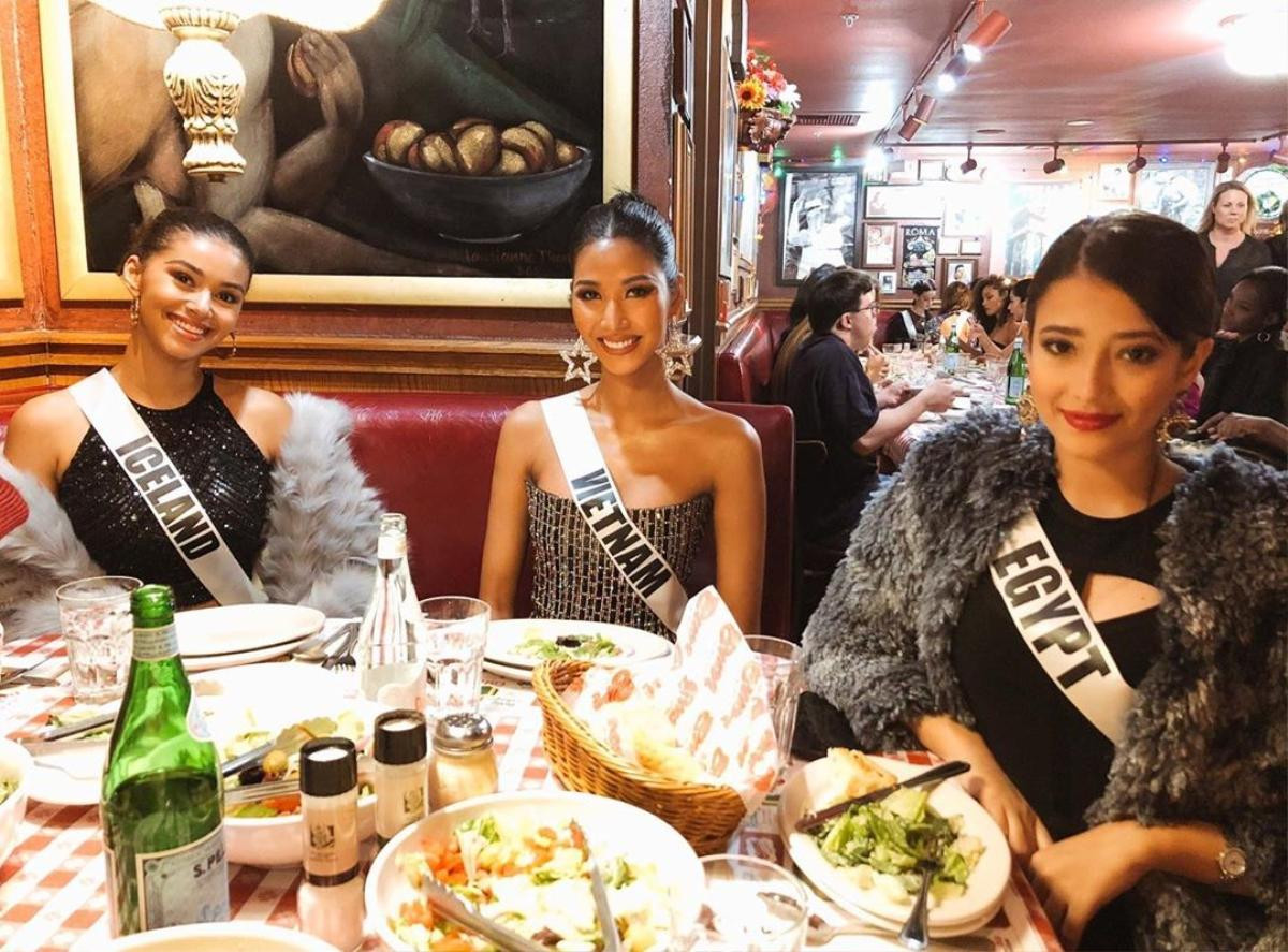 Hoàng Thùy đẹp lộng lẫy dự tiệc đêm Miss Universe 2019: Váy lấp lánh đẹp nhất 4 ngày ở Mỹ Ảnh 2