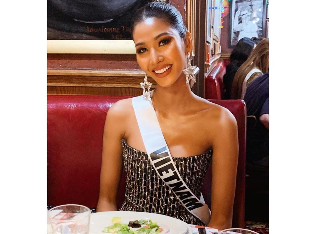 Hoàng Thùy đẹp lộng lẫy dự tiệc đêm Miss Universe 2019: Váy lấp lánh đẹp nhất 4 ngày ở Mỹ Ảnh 1