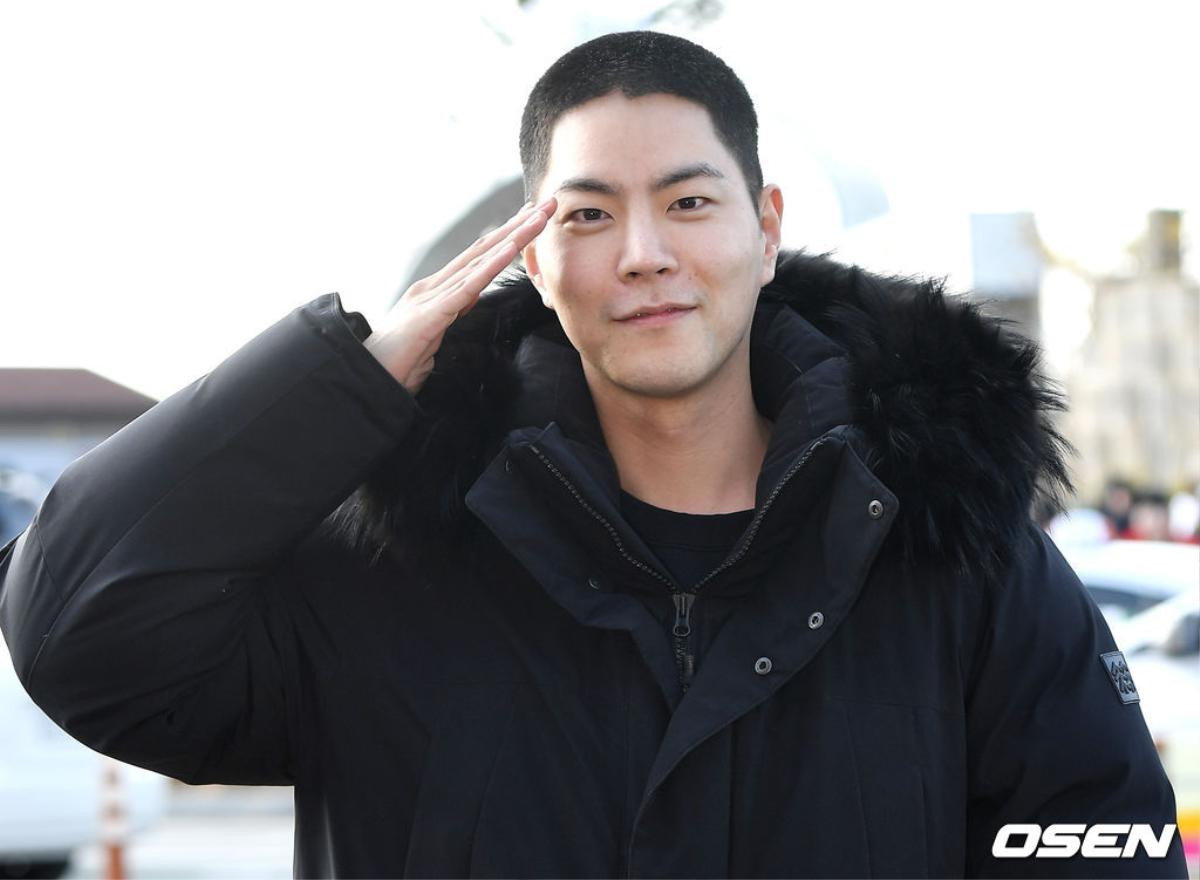 'Tam hoàng tử' Hong Jong Hyun rạng rỡ nhập ngũ, Kim Woo Bin cổ vũ nhiệt tình Ảnh 7