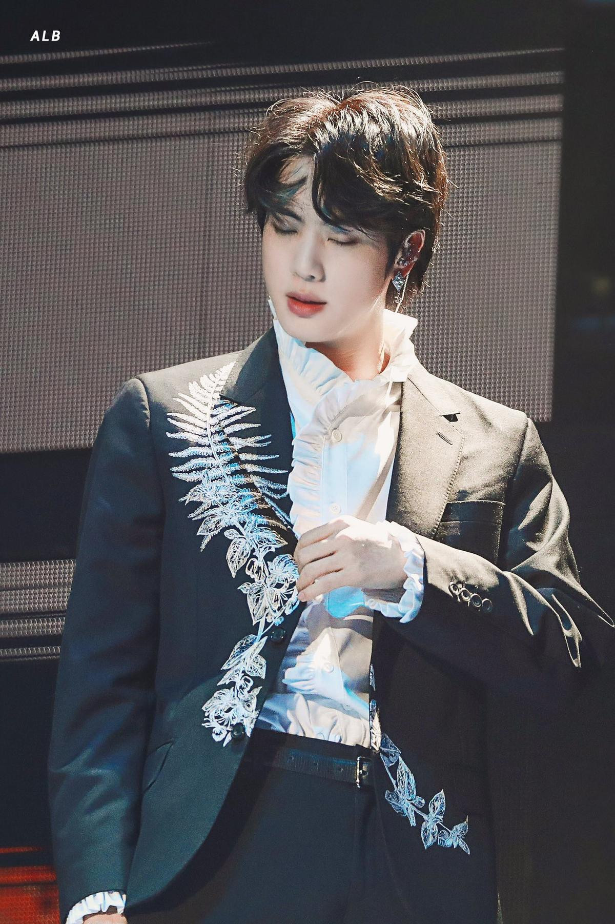 Visual thần thánh của Jin (BTS) tại 'MMA 2019' đủ sức 'giết chết' triệu con tim Ảnh 16