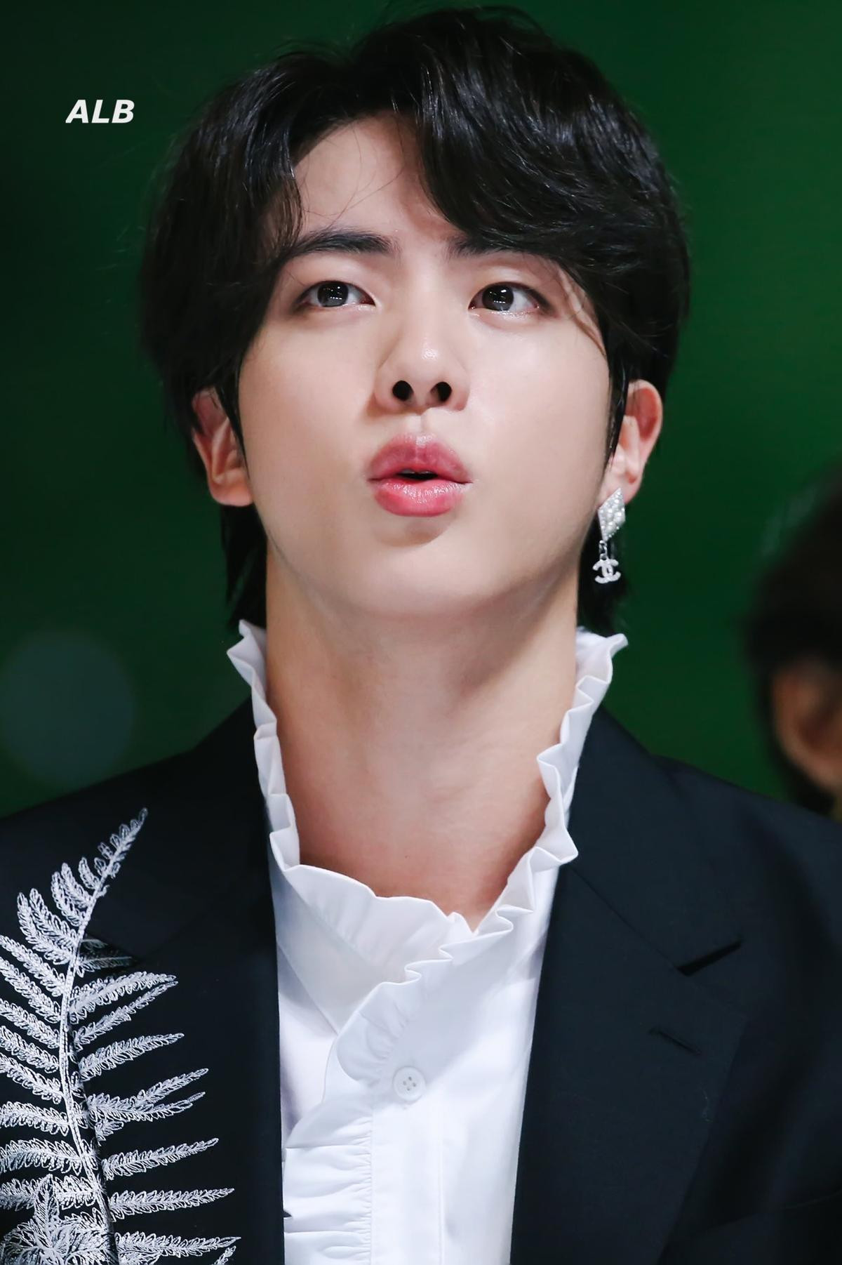 Visual thần thánh của Jin (BTS) tại 'MMA 2019' đủ sức 'giết chết' triệu con tim Ảnh 6