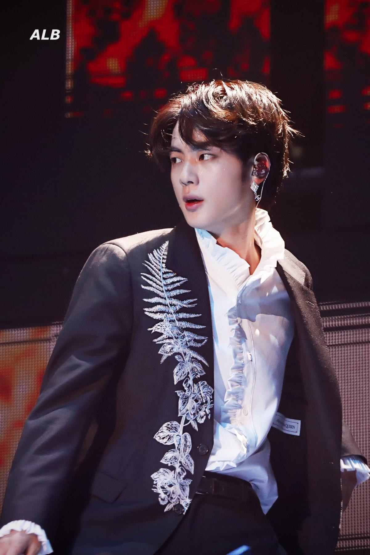 Visual thần thánh của Jin (BTS) tại 'MMA 2019' đủ sức 'giết chết' triệu con tim Ảnh 19