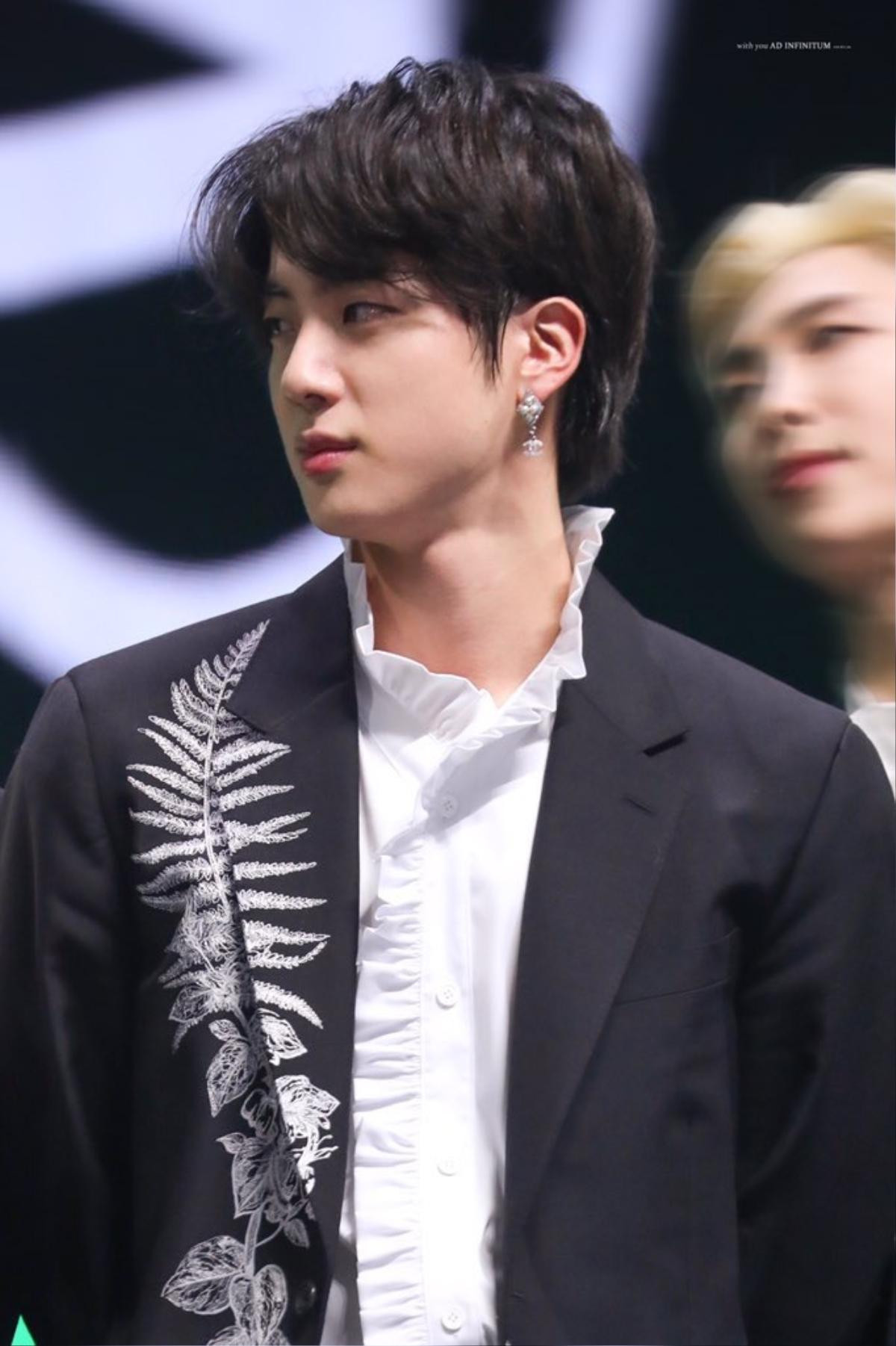 Visual thần thánh của Jin (BTS) tại 'MMA 2019' đủ sức 'giết chết' triệu con tim Ảnh 15