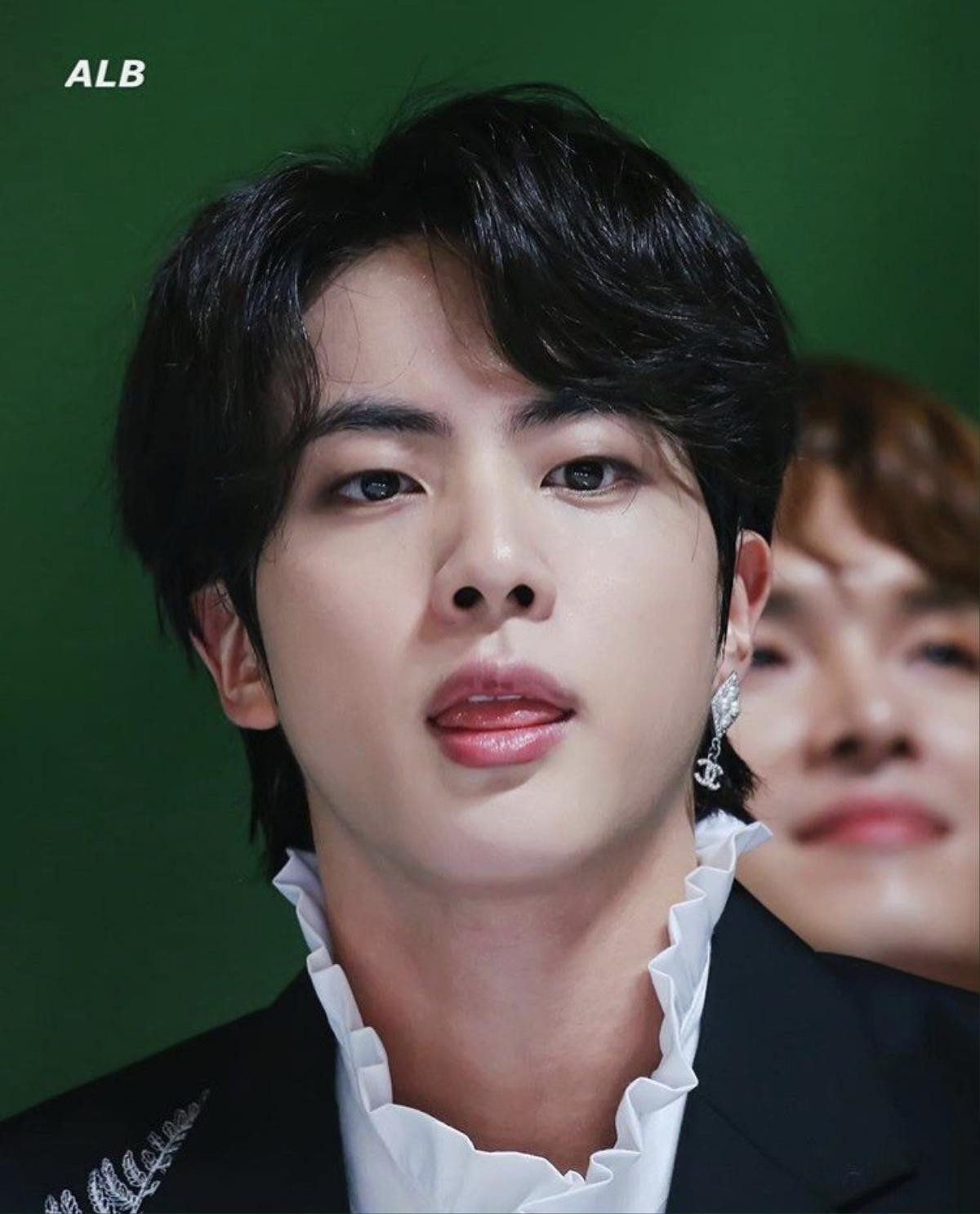 Visual thần thánh của Jin (BTS) tại 'MMA 2019' đủ sức 'giết chết' triệu con tim Ảnh 1