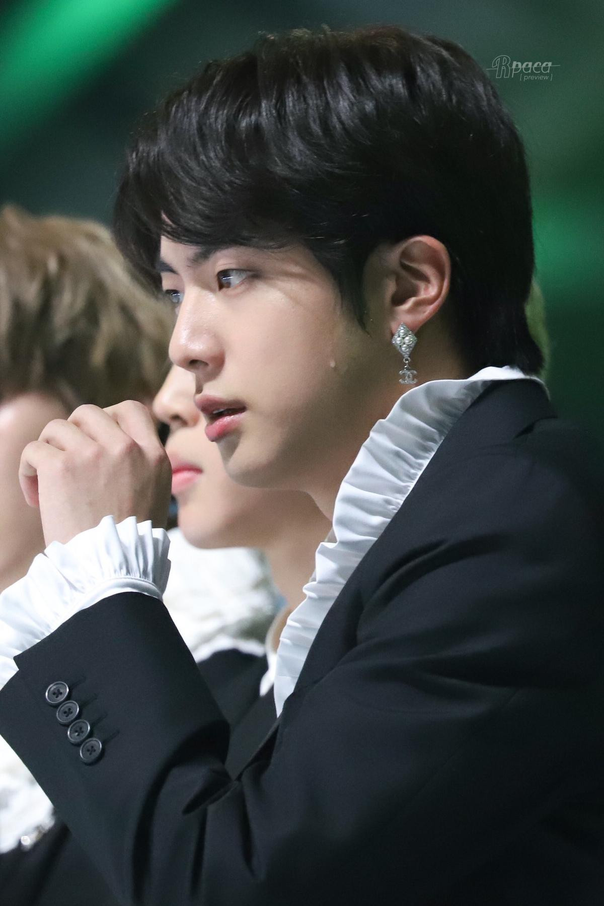 Visual thần thánh của Jin (BTS) tại 'MMA 2019' đủ sức 'giết chết' triệu con tim Ảnh 25