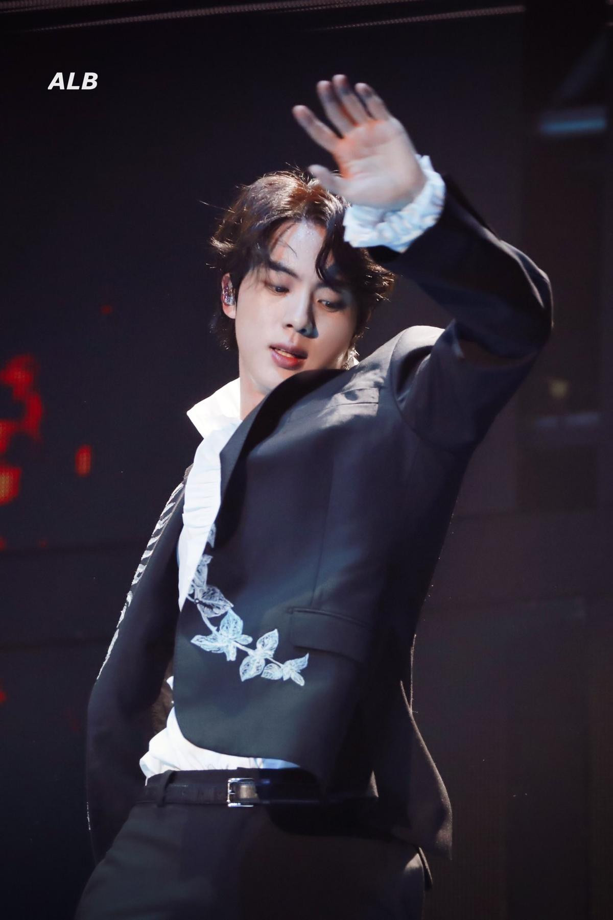 Visual thần thánh của Jin (BTS) tại 'MMA 2019' đủ sức 'giết chết' triệu con tim Ảnh 17