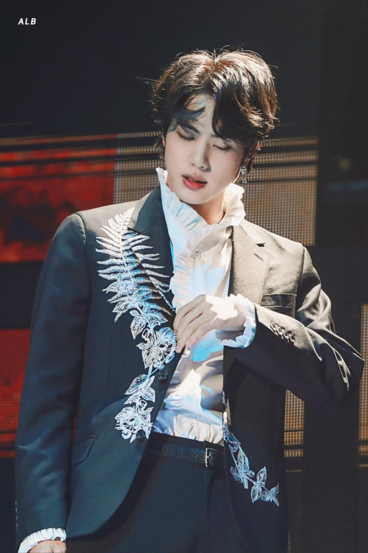 Visual thần thánh của Jin (BTS) tại 'MMA 2019' đủ sức 'giết chết' triệu con tim Ảnh 11