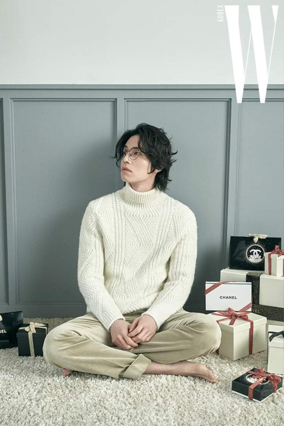 'Thần chết' Lee Dong Wook đón Giáng sinh trên tạp chí W KOREA và bày tỏ suy nghĩ khi làm MC talkshow Ảnh 5