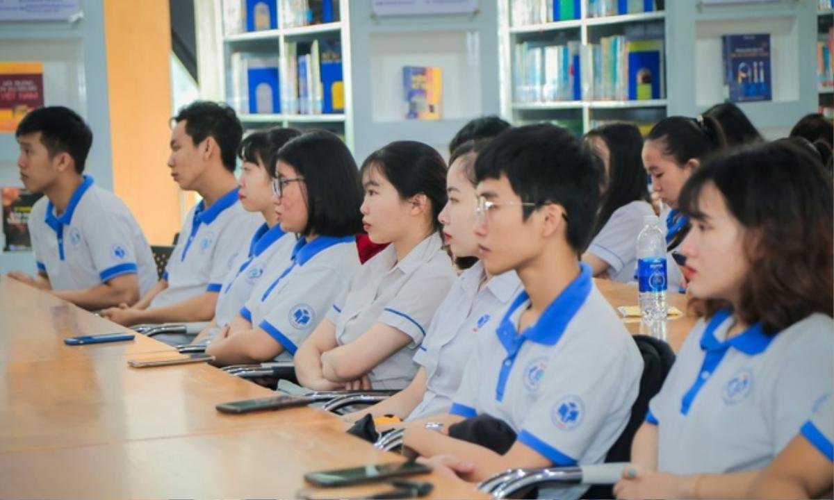 Ngoài bắt buộc mặc đồng phục cả tuần, ĐH Công nghiệp thực phẩm TP.HCM còn cấm sinh viên cạo trọc đầu Ảnh 1