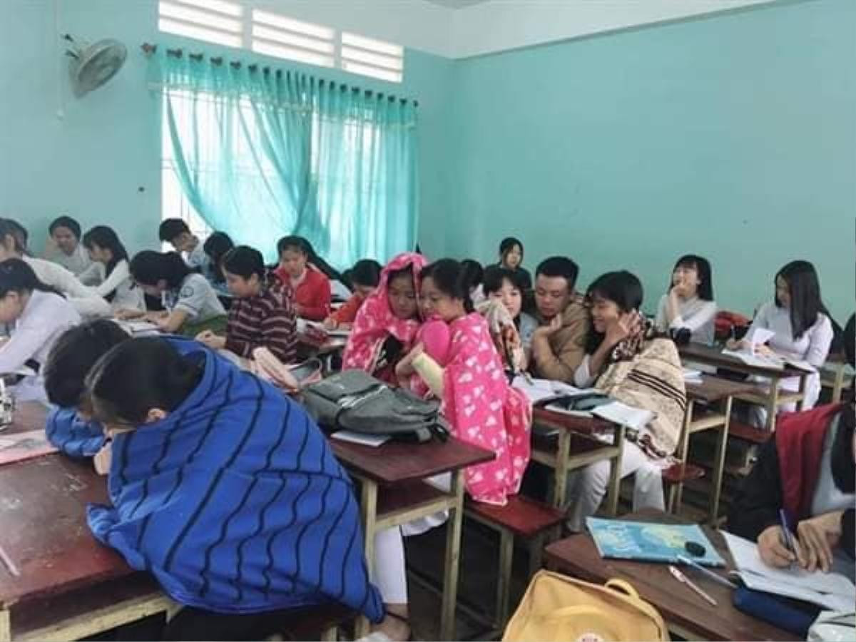 Muôn kiểu ‘ứng phó’ thời tiết lạnh giá mùa đông của học sinh: Đem chăn bông vào lớp, quấn khắp người khi đạp xe Ảnh 1