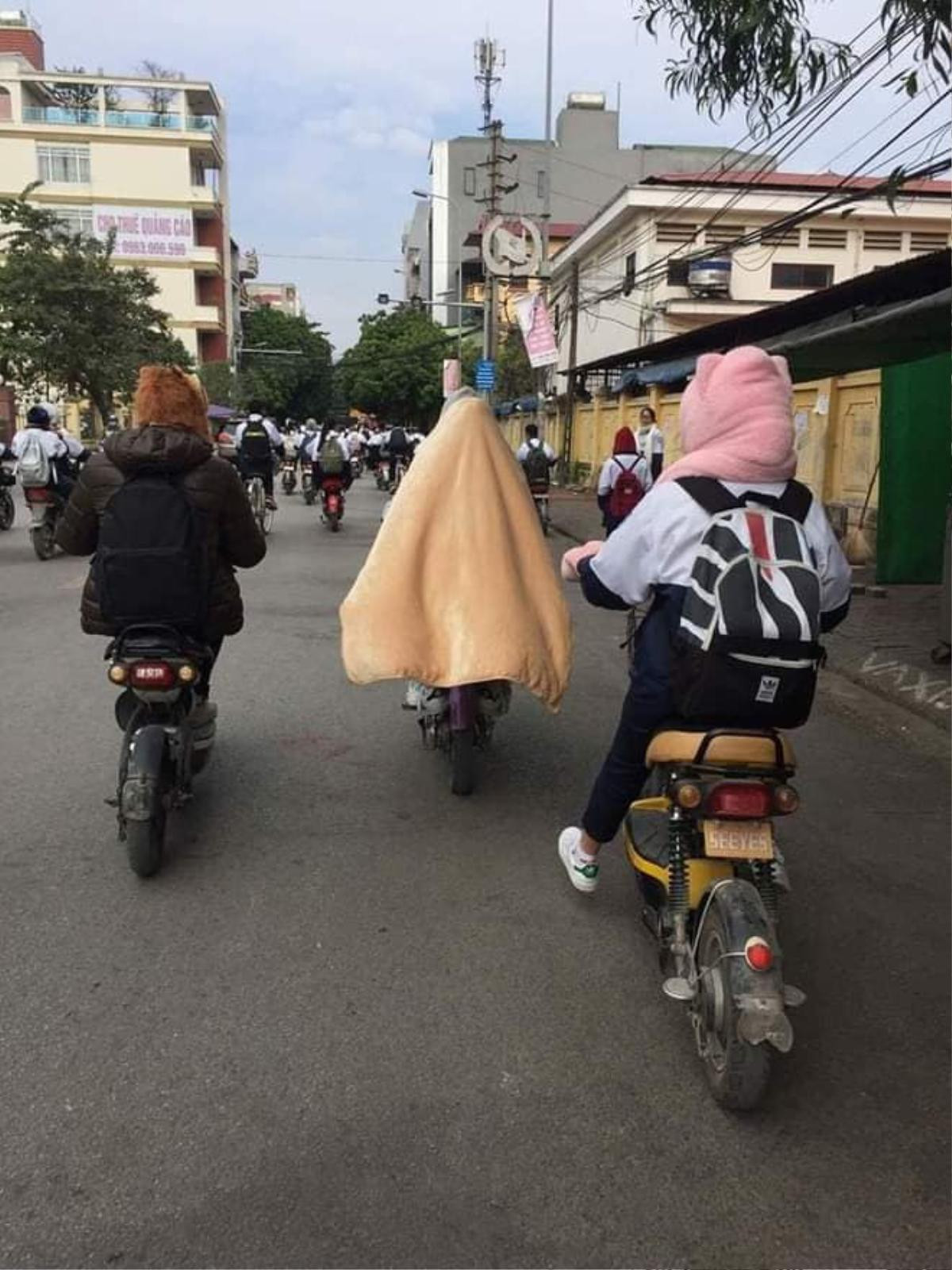 Muôn kiểu ‘ứng phó’ thời tiết lạnh giá mùa đông của học sinh: Đem chăn bông vào lớp, quấn khắp người khi đạp xe Ảnh 2