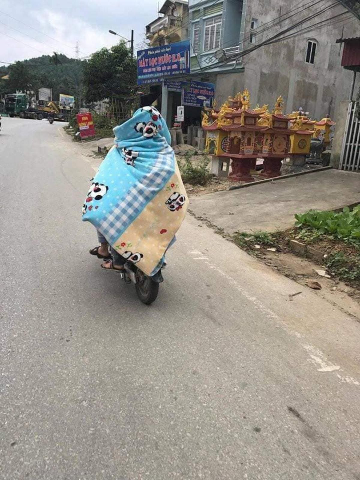 Muôn kiểu ‘ứng phó’ thời tiết lạnh giá mùa đông của học sinh: Đem chăn bông vào lớp, quấn khắp người khi đạp xe Ảnh 6