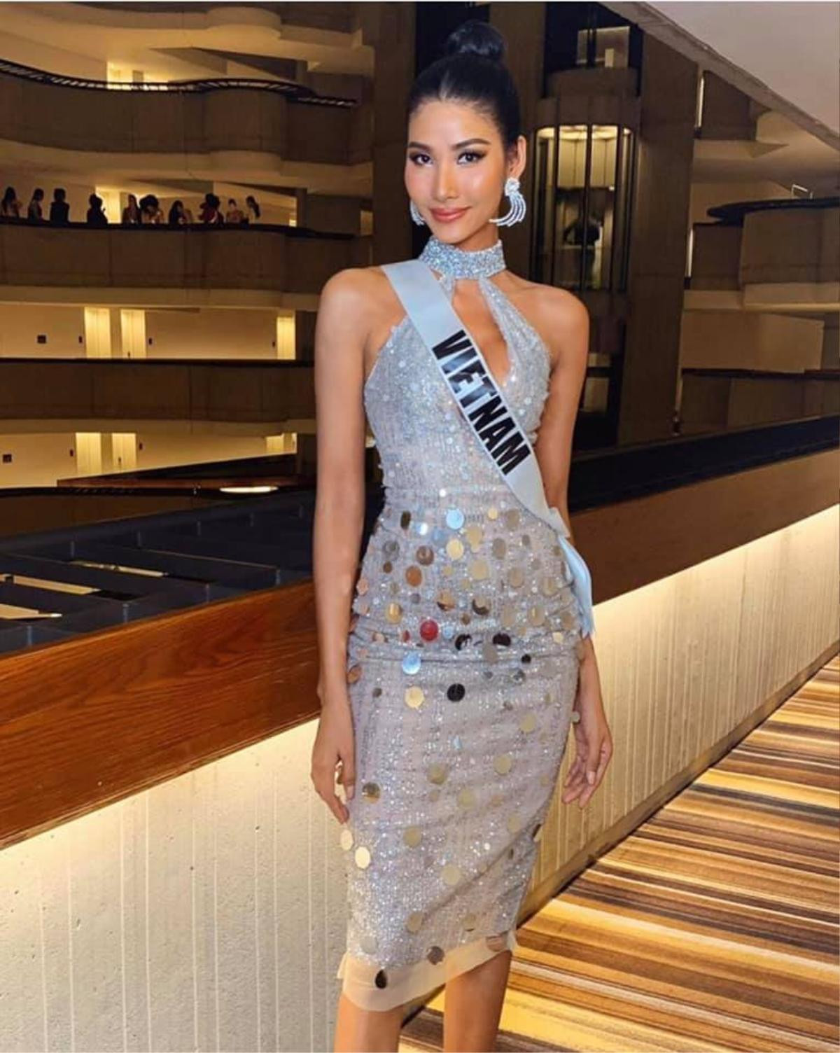 Hoàng Thùy chơi nổi với váy lấp lánh bắt sáng khiến fan trầm trồ: 'Miss Universe 2019 đây rồi' Ảnh 1